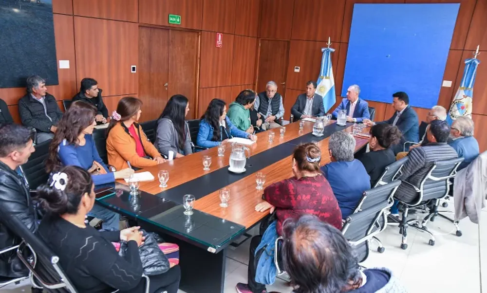 Vecinos de Mogna en la Legislatura Provincial