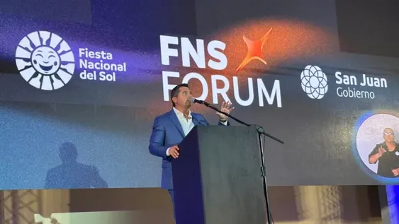 El gobernador Marcelo Orrego en la apertura del ciclo de charlas inspiracionales.