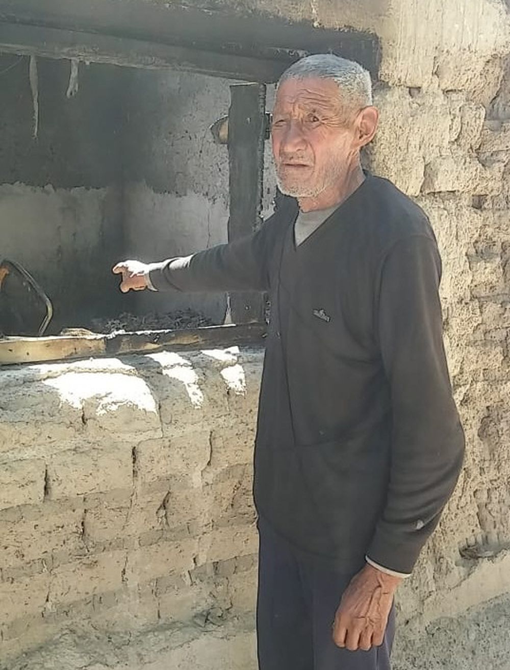 Anciano prendió una vela, se quedó dormido y perdió casi todo al incendiársele la casa