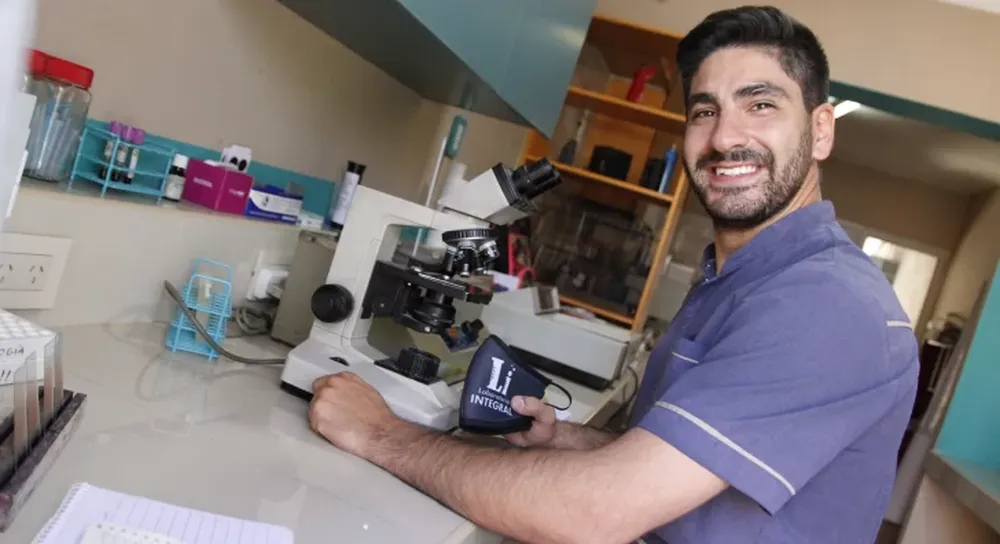 Trabajaba en la Policía y, por sus virtudes, ahora es un pilar en el laboratorio Covid