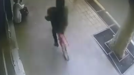 Le robaron el celular y quedó filmado por una cámara de seguridad