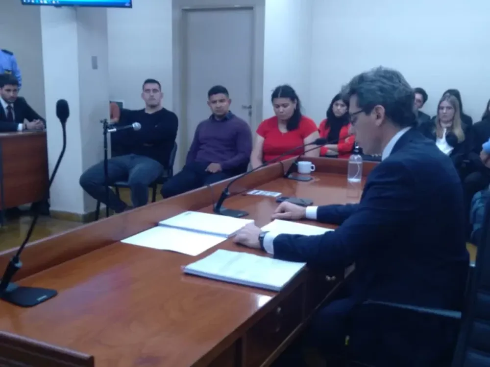 Juicio a 3 policías por la golpiza a un hombre ebrio: uno de ellos fue condenado a 1 año de prisión condicional y los demás, absueltos