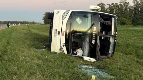 Volcó un colectivo que iba a Mar del Plata: 9 pasajeros resultaron heridos