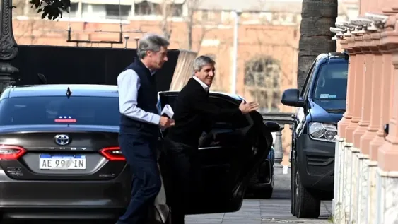 El ministro de Economía, Luis Toto Caputo, llegando a la reunión de Gabinete.