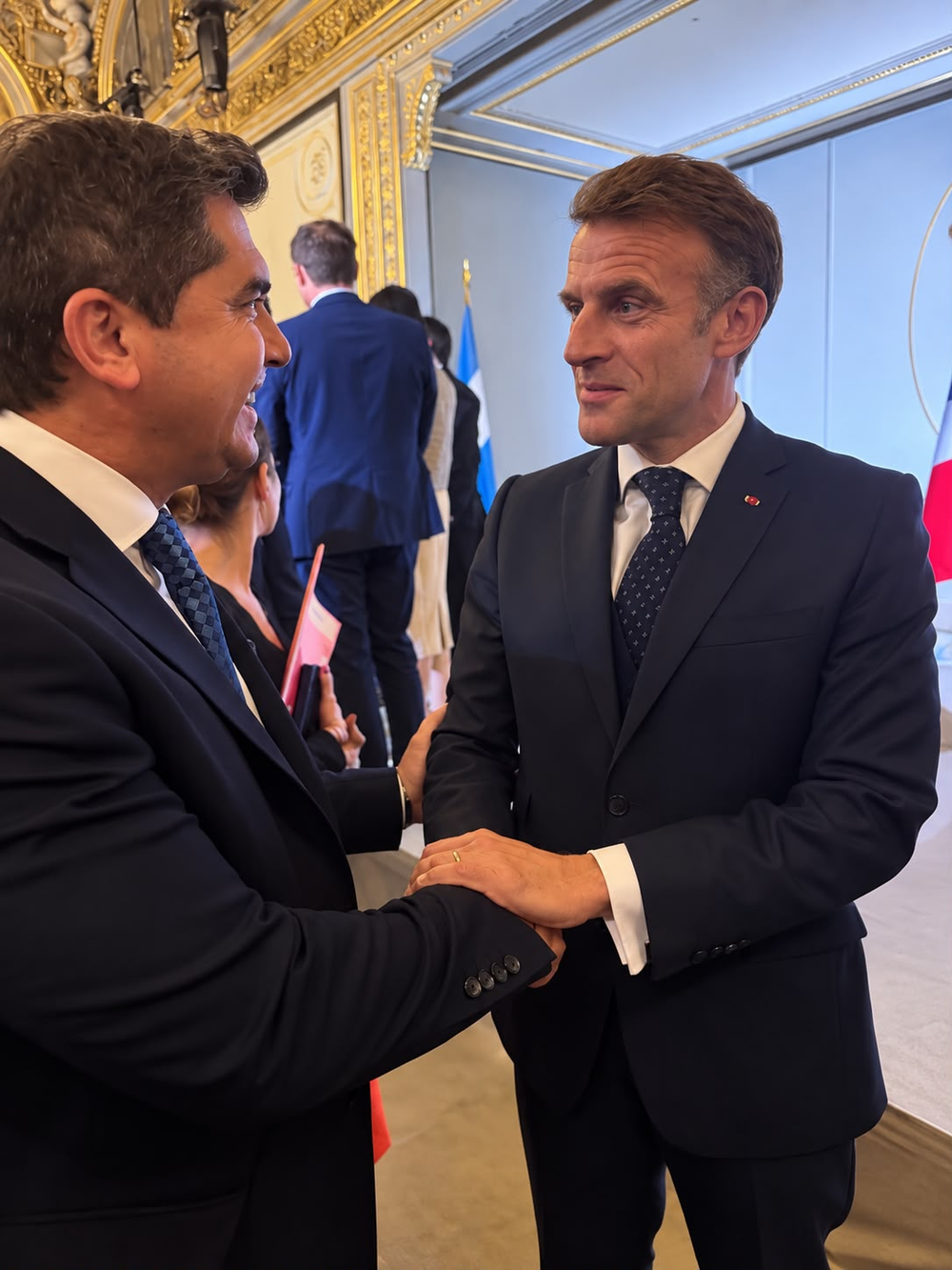 El gobernador Marcelo Orrego junto al presidente de Francia, Emmanuel Macron.