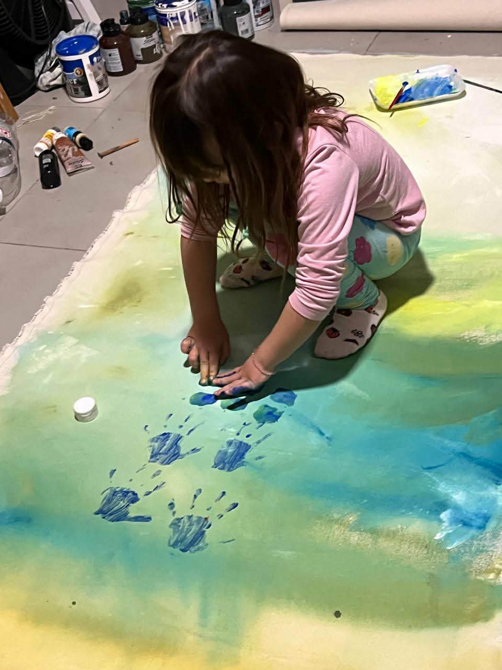 Francesca Navarta Hebilla, la peque&ntilde;a artista invitada por 18 Mundos para poner sus manitos a la obra. 
