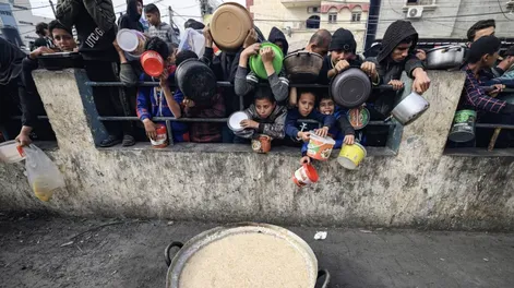 Siguen los bombardeos israelíes en Gaza mientras se espera la ayuda humanitaria