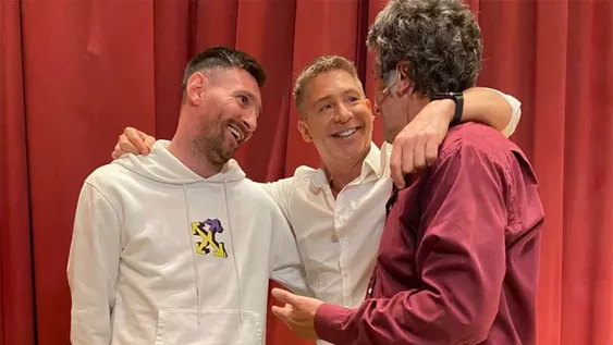 Despistado: la foto viral de Messi en el teatro comiéndose el cordón del buzo