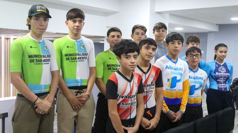 Listos. El ciclismo del futuro corre su Vuelta en San Juan y este jueves será momento del Prólogo.