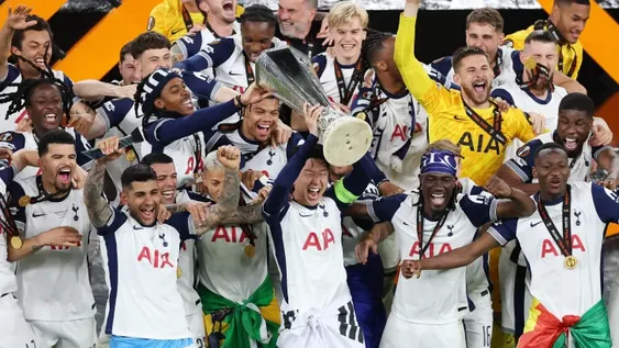 VICTORIA. Tottenham festejó ante Manchester United en España.