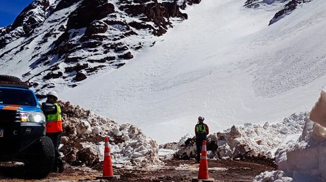 Camino a Los Azules, entre la adversidad blanca y la labor constante para llegar al campamento, así son los trabajos de despeje