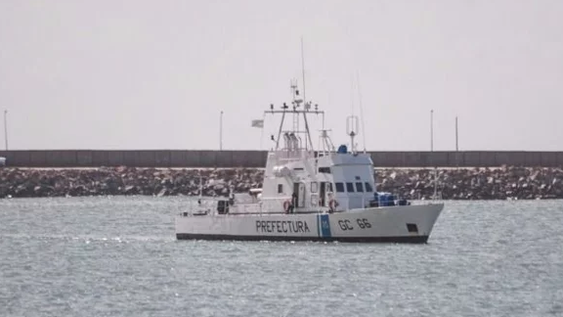 Buscan desesperadamente a un marinero que cayó de un barco pesquero