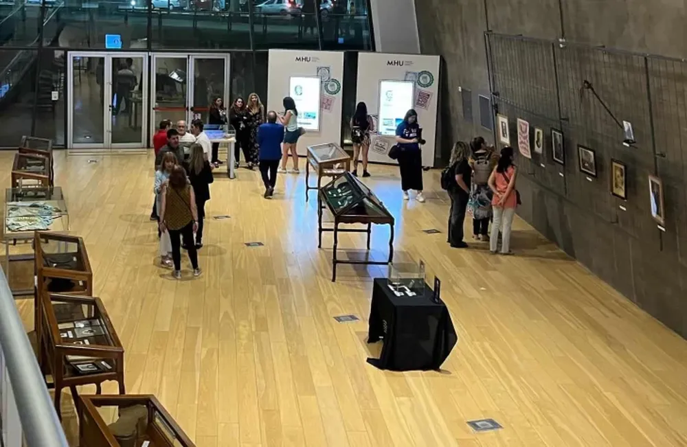 VISTA GENERAL y detalle de una de las vitrinas de la atractiva exposición montada en el MHU