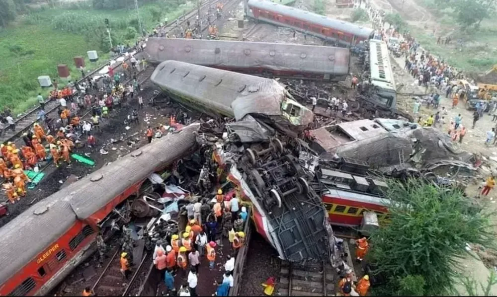 Ya son más de 280 los fallecidos y casi 900 los heridos por el choque de trenes en India