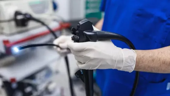 Sufrió una doble perforación intestinal durante una colonoscopía: la justicia definió una millonaria indemnización