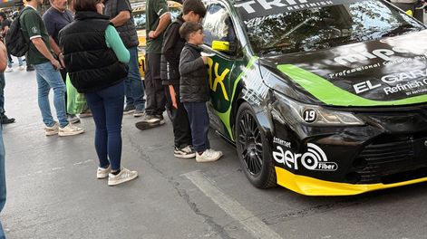 Apasionados. Los amantes del automovilismo pudieron disfrutar de cerca de los autos del Turismo Nacional en la previa del Villicum.