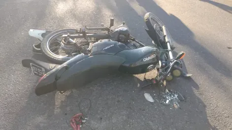 La moto que conducía el hombre de 45 años que quedó herido.