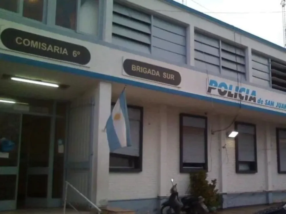 Un vendedor fue atacado y acuchillado por tres sujetos mientras caminaba por un barrio