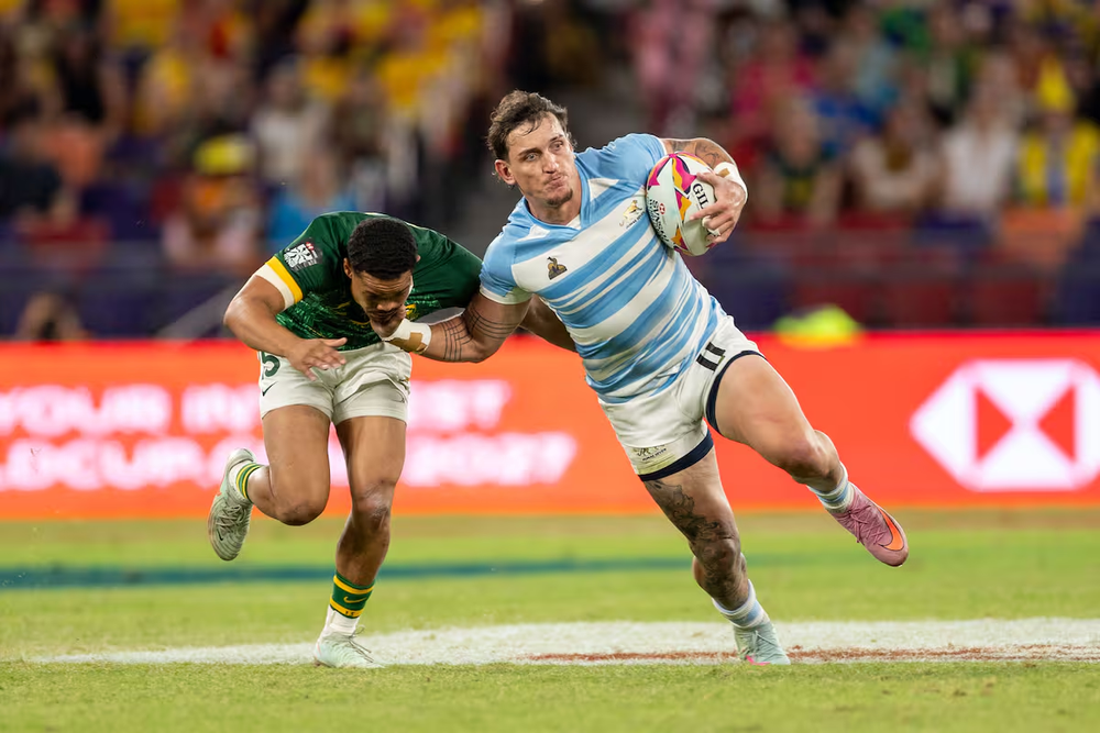 Luciano González escapa al intento de Donovan Don de frenarlo; los Pumas 7s cayeron ante Sudáfrica en el Seven de Hong Kong.