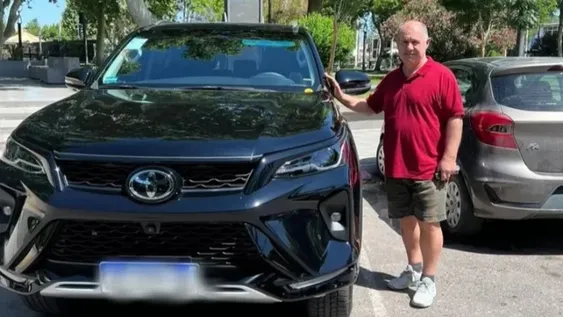 Miguel Rodríguez junto a la camioneta robada.