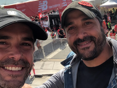Nicolás Cabré junto a su hermano...