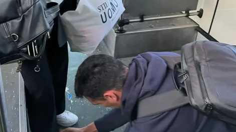 Un hombre le ató los cordones a una señora en el colectivo: era Lionel Scaloni