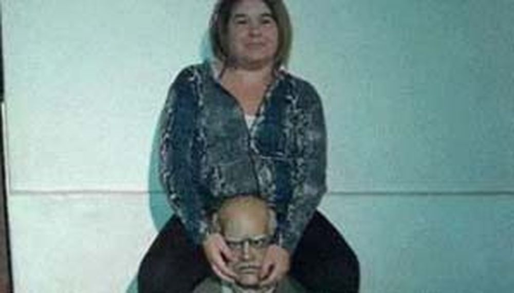 Una foto con Sarmiento, que circula por WhatsApp, despertó fuerte indignación