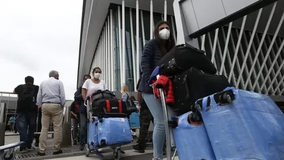 Cepo a los vuelos cuando se disparan los contagios: casi 13.000 en un solo día