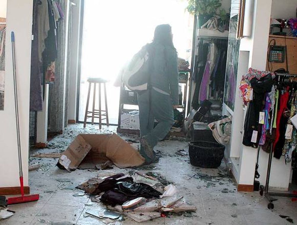 Robaron e incendiaron un comercio en el shopping