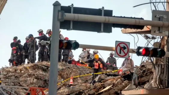 Confirmaron 10 muertos tras hallar otro cadáver entre los escombros del edificio