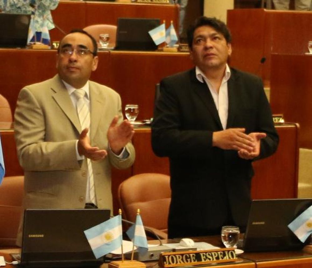 Fue elegido por un frente opositor, pero sigue en el oficialismo