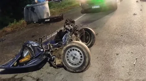 Se estrelló contra un árbol, su auto se partió en tres y sobrevivió