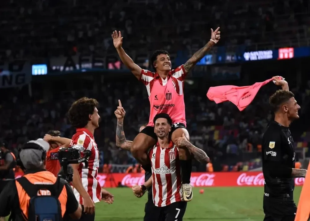 Arranque. Estudiantes de La Plata se quedó con todo en el 2025 y ahora defenderá la corona del fútbol nacional.