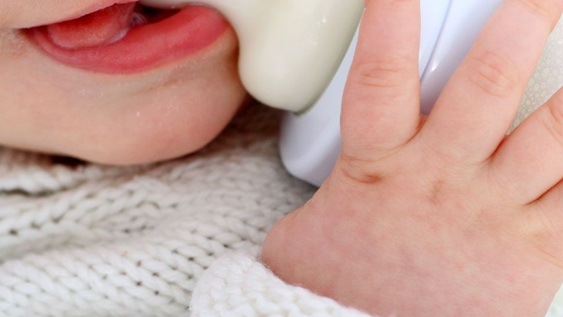 La alergia a la proteína de la leche de vaca afecta a más de 15 mil bebés por año