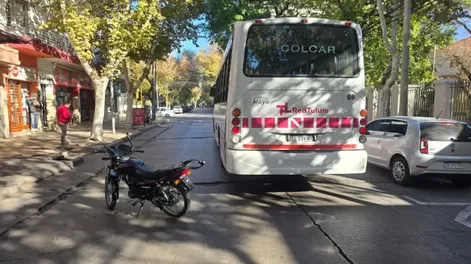 Pudo ser tragedia: un motociclista cayó entre un colectivo y el auto que lo embistió