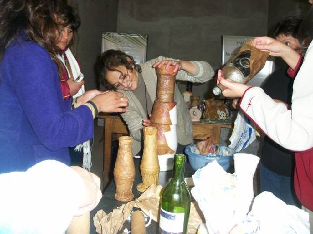 Una minera enseñó a hacer artesanías con residuos domésticos