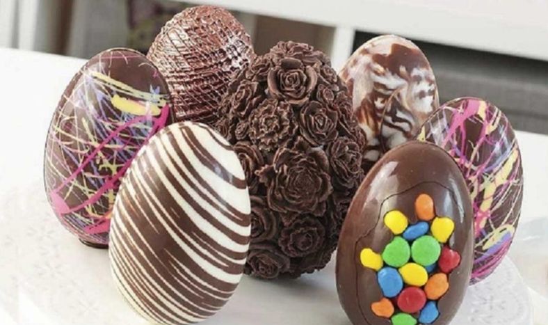 Elaborar huevos de pascua en casa es una tarea sencilla y más económica que comprarlos en el mercado.