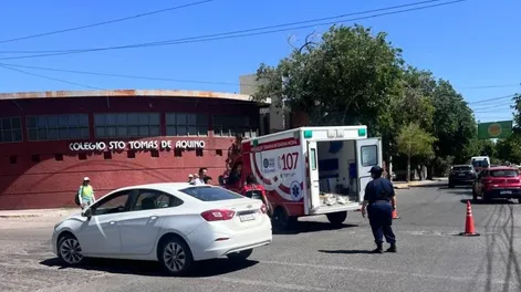 Una ciclista fue trasladada al hospital tras colisionar con un auto en General Acha y Circunvalación
