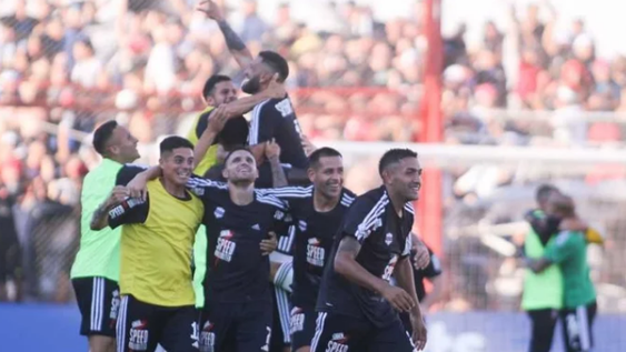 Riestra alcanzó un histórico ascenso a Primera tras vencer a Maipú