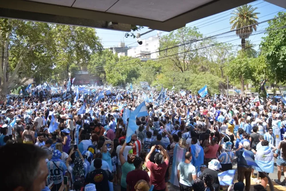 Festejos en la Plaza 25: BUSCATE en la mega galería, PARTE IV