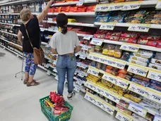 El consumo mostró subas en mayoristas pero caídas en supermercados y shoppings, según el INDEC.