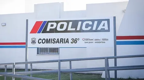 Dos vehículos chocaron y uno de los conductores tuvo que ser rescatado por Bomberos