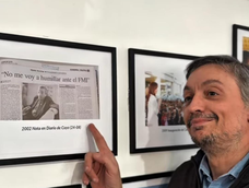 Máximo con una nota de DIARIO DE CUYO a Néstor Kirchner.-