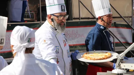 Una cuadra de cola, 3.500 pizzas y 3.500 empanadas para ayudar a Casa Cuna