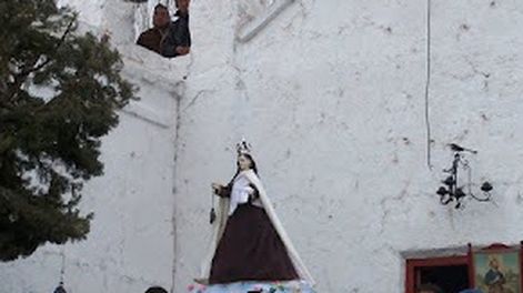 Históricamente la devoción a la Virgen del Carmen se relacionaen Cuyo con los jesuitas y franciscanos y además el GeneralJosé San Martín la proclamó mucho tiempo después “Patrona y Generala” del Ejército de Los Andes.