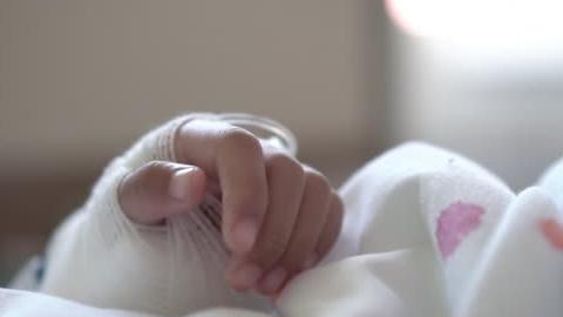 Un nene de 3 años tocó un poste de luz en una plaza y recibió una descarga eléctrica