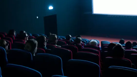 Quiso entrar al cine con una botella de agua, lo pararon y su respuesta le valió 4 entradas gratis