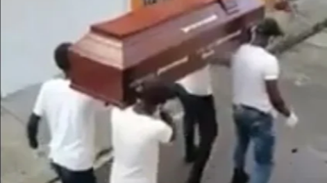 VIDEO: en Colombia los policías hicieron el “baile del ataúd” para prevenir el Covid-19