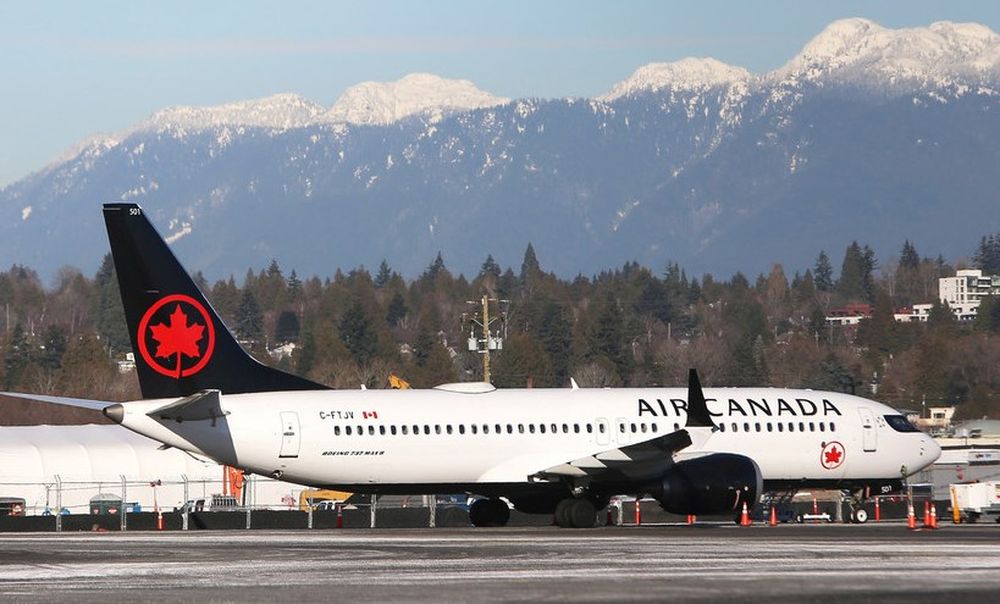 ¡Muy sugerente! Brenda Asnicar se arrodilló de una extraña forma para encender un “cigarrillo”