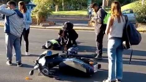 un motociclista quedo tendido en el pavimento tras chocar con un auto en una esquina transitada de santa lucia